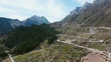 4k航拍青藏高原蜿蜒曲折山路视频的预览图